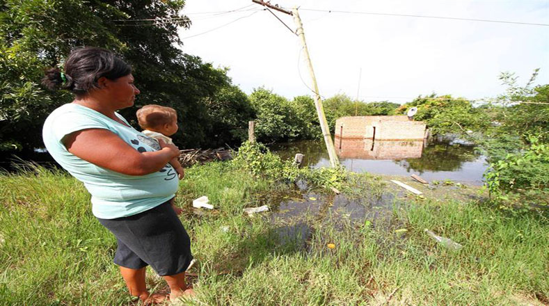 La crecida de las aguas en Argentina ha obligado además a evacuar a unas 20 mil personas de sus hogares.