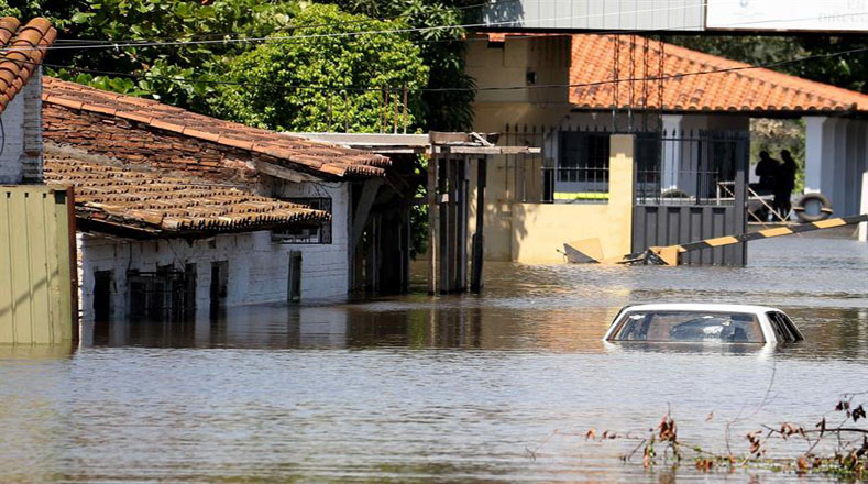 En fotos: lluvias, ríos desbordados y evacuaciones en cinco países de Suramérica