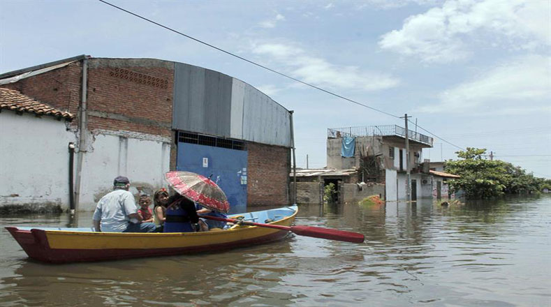 Unas 6 mil 500 personas han sido evacuadas de sus viviendas en el sur de Brasil.