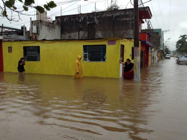 En Argentina van más de 20 mil desplazados por las fuertes precipitaciones y crecida de ríos.