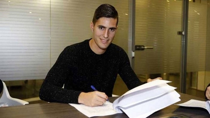 Sergi Guardiola, firmando su contrato con el Barcelona.