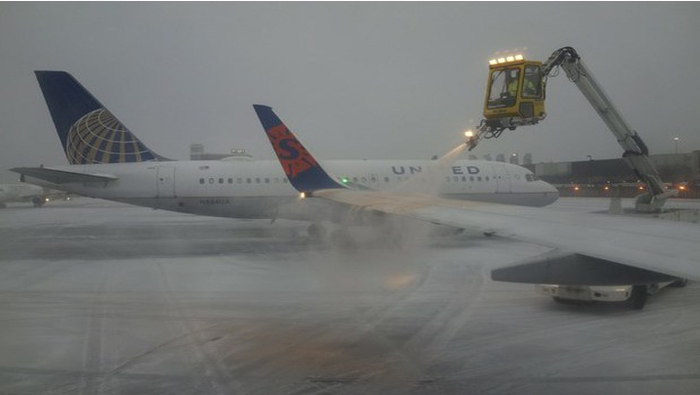 El vuelo fue cancelado por estar cubierto por una capa de hielo en el aeropuerto internacional de Boston, Massachusetts.