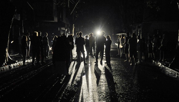 Miles de bonarenses viven bajo las penurias de la noche desde el pasado domingo cuando los recortes de luz se hicieron prolongados.