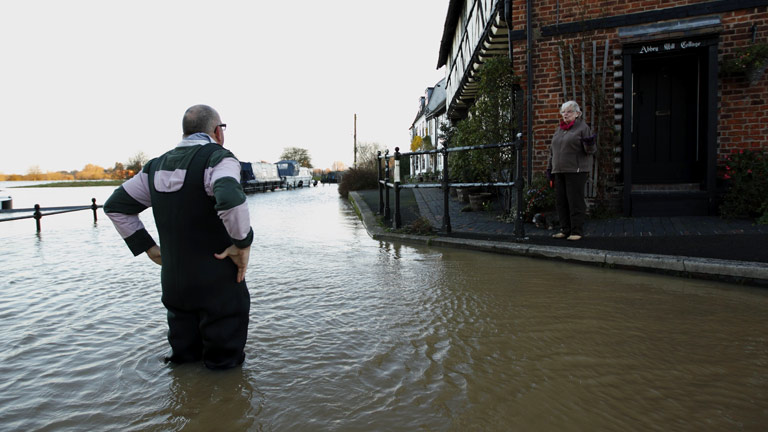 Miles de ingleses han tenido que ser evacuados de sus viviendas ante la crecida de algunos ríos que han bloqueado las principales avenidas.