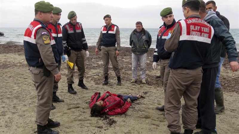 Unos 3 mil 800 refugiados fallecieron intentando cruzar el mar Egeo en 2015.