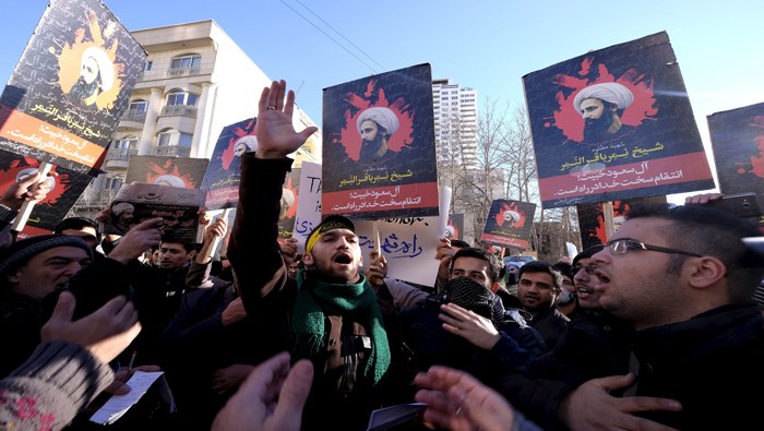 Manifestantes iraní­es sostienen imágenes del clérigo chií­ Sheij Nimr al-Nimr durante una manifestación contra su ejecución en Arabia Saudita­, fuera de la embajada saudí en Teherán.