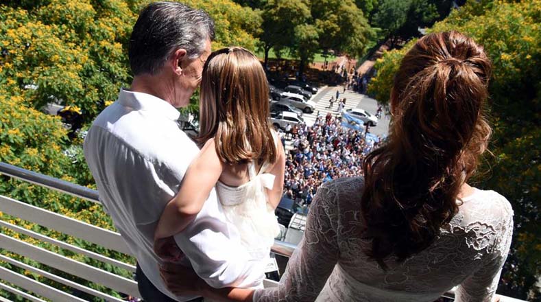 El presidente electo Mauricio Macri junto con su familia saludó desde el balcón de su apartamento a sus vecinos, la minoría argentina de los barrios más ricos de Argentina.