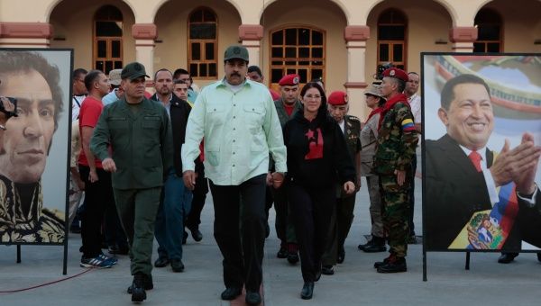 Este acto se produce un día después de que la derecha parlamentaria, recién instalada en la Asamblea Nacional, ordenara sacar del Palacio Federal Legislativo todas las imágenes de Bolívar y de Chávez.