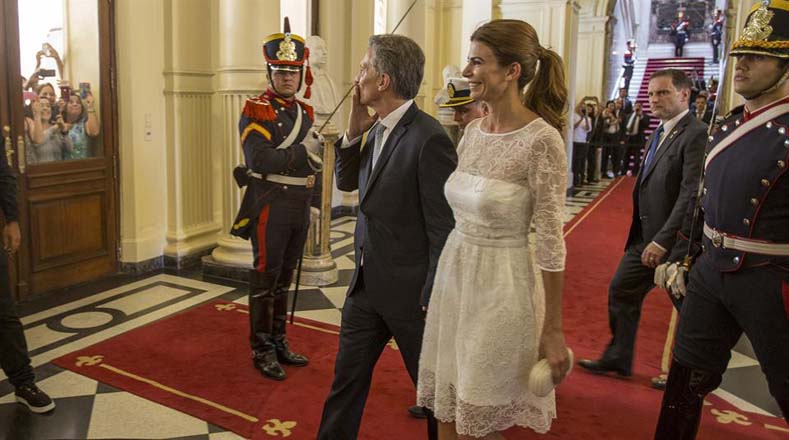 El presidente Mauricio Macri le gritó en una llamada telefónica a la expresidenta Cristina Fernández porque esta no le entregó el bastón y la banda presidencial en la Casa de Gobierno.