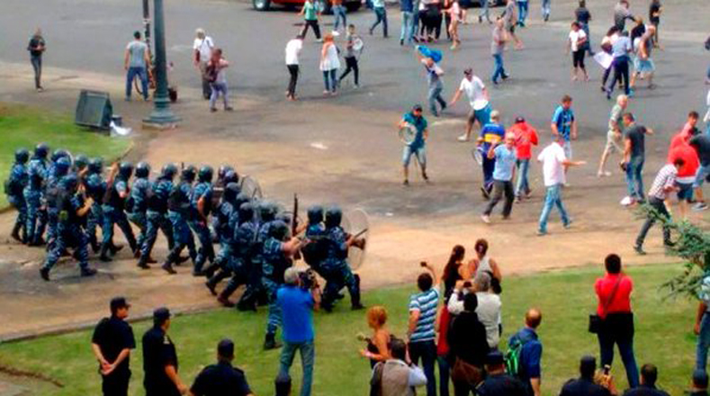 Los empleados administrativos llegaron pacíficamente al palacio de Gobierno de La Plata, pero fueron recibidos violentamente por las fuerzas policiales.