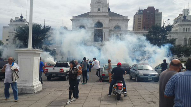 Más de 200 uniformados impidieron el ingreso al Palacio Municipal, dispersando la manifestación con gases tóxicos.