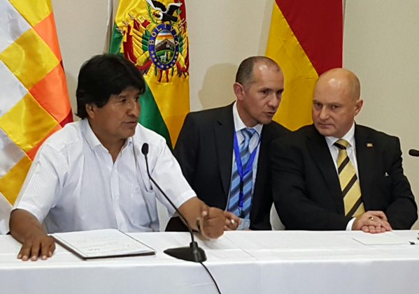 El mandatario boliviano se reunió en Santa Cruz de la Sierra con el ministro alemán Rainer Bomba.