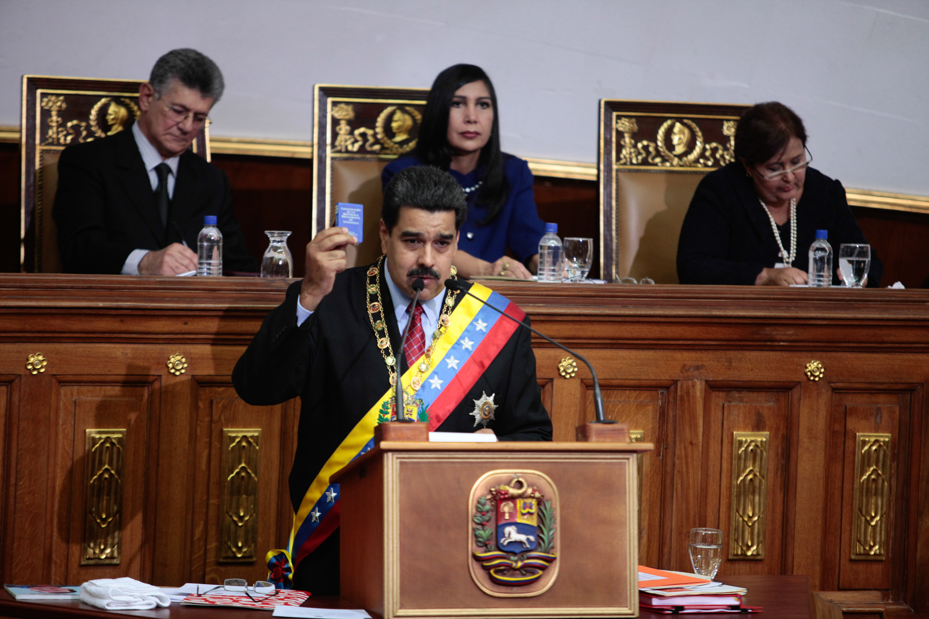 Maduro manifestó a la oposición que tendrán que derrocarlo si pretenden aprobar una ley privatizadora.