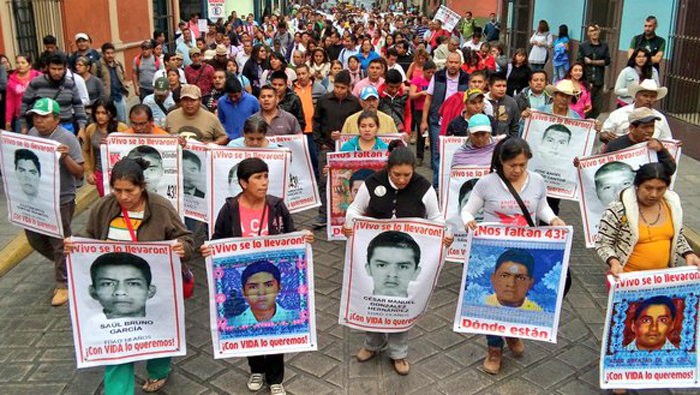 Marcha de padres de los normalistas de Ayotzinapa al Zócalo de Oaxaca.