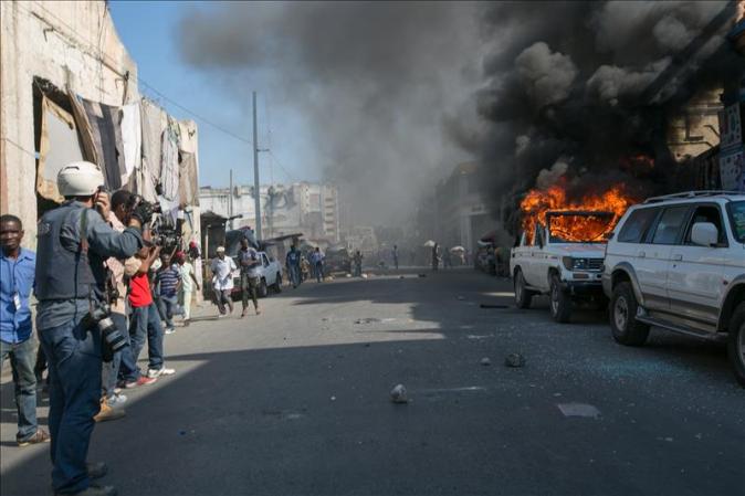 Los manifestantes quemaron cuatro automóviles