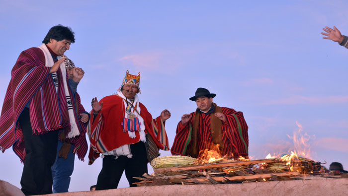 El ritual de agradecimiento a la Pachama inició tras la salida del sol con el encendido de la hoguera.
