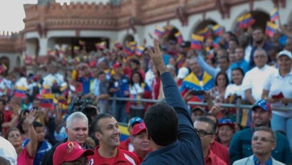 Nicolás Maduro juramentó a los 100 voceros que constituye el comité promotor del Congreso de la Patria, instancia que tiene como objetivo reorganizar las fuerzas chavistas del país.