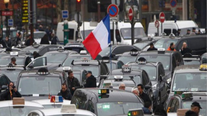 Taxistas protestaron en las principales calles y avenidas de París.