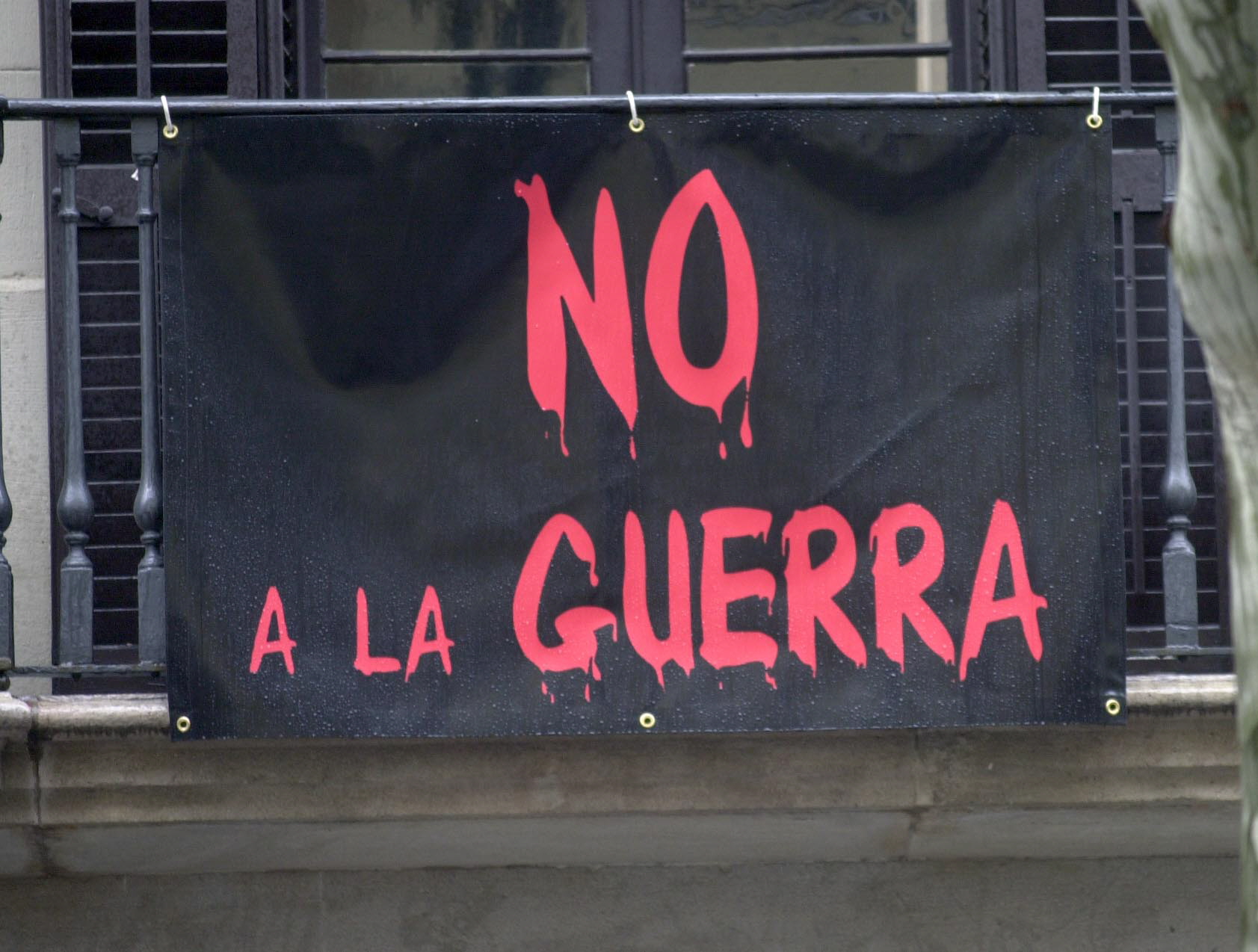 En un balcón de Barcelona se exhibe una pancarta contra la guerra en Irak.