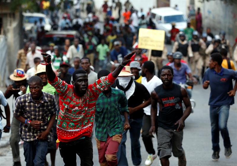 Manifestantes protestan contra el Gobierno haitiano y para pedir la renuncia del presidente del país, Michel Martelly.