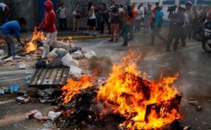 El gobernador del estado Táchira, José Vielma Mora, asegura que buscan desestabilizar Venezuela.
