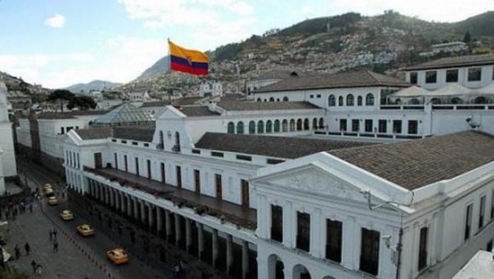 El Alto Mando Militar de Ecuador fue cesado anticipadamente por intromisión en temas administrativos.