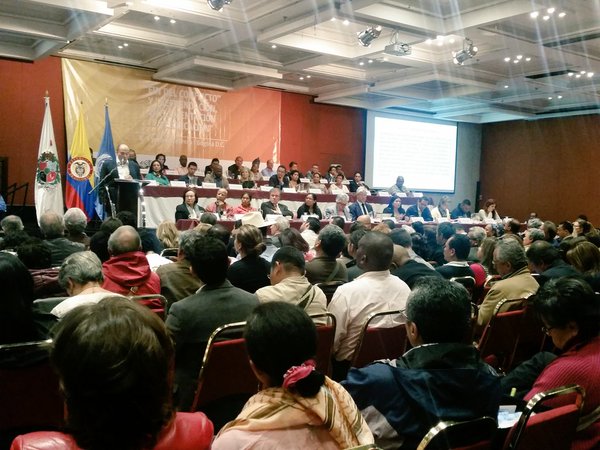 Cientos de personas se reunieron en Colombia para participar en el foro y generar propuestas para el fin del conflicto.