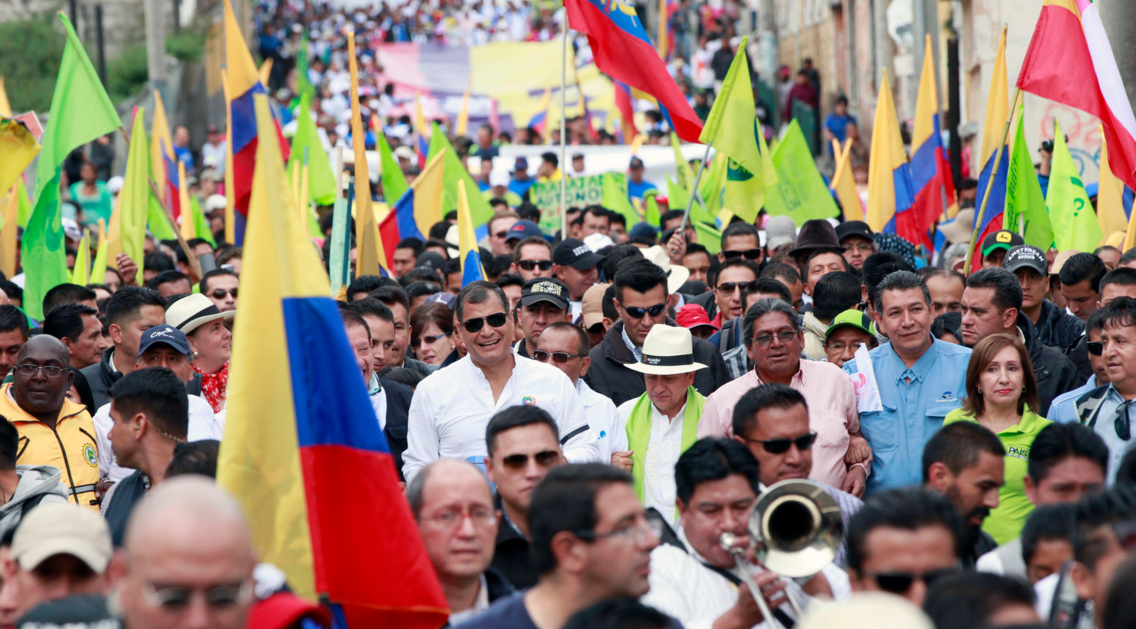 Los ecuatorianos respaldan la decisión del mandatario Rafael Correa de cesar el Alto Mando Militar.