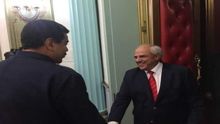 El exmandatario colombiano fue recibido por el presidente Maduro en el Palacio de Miraflores.