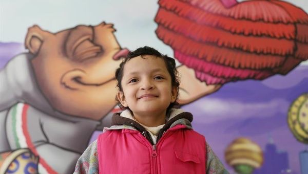 La niña Luz Elena Martínez es paciente del hospital infantil "Federico Gómez", en Ciudad de México, que visitó el papa Francisco este domingo.
