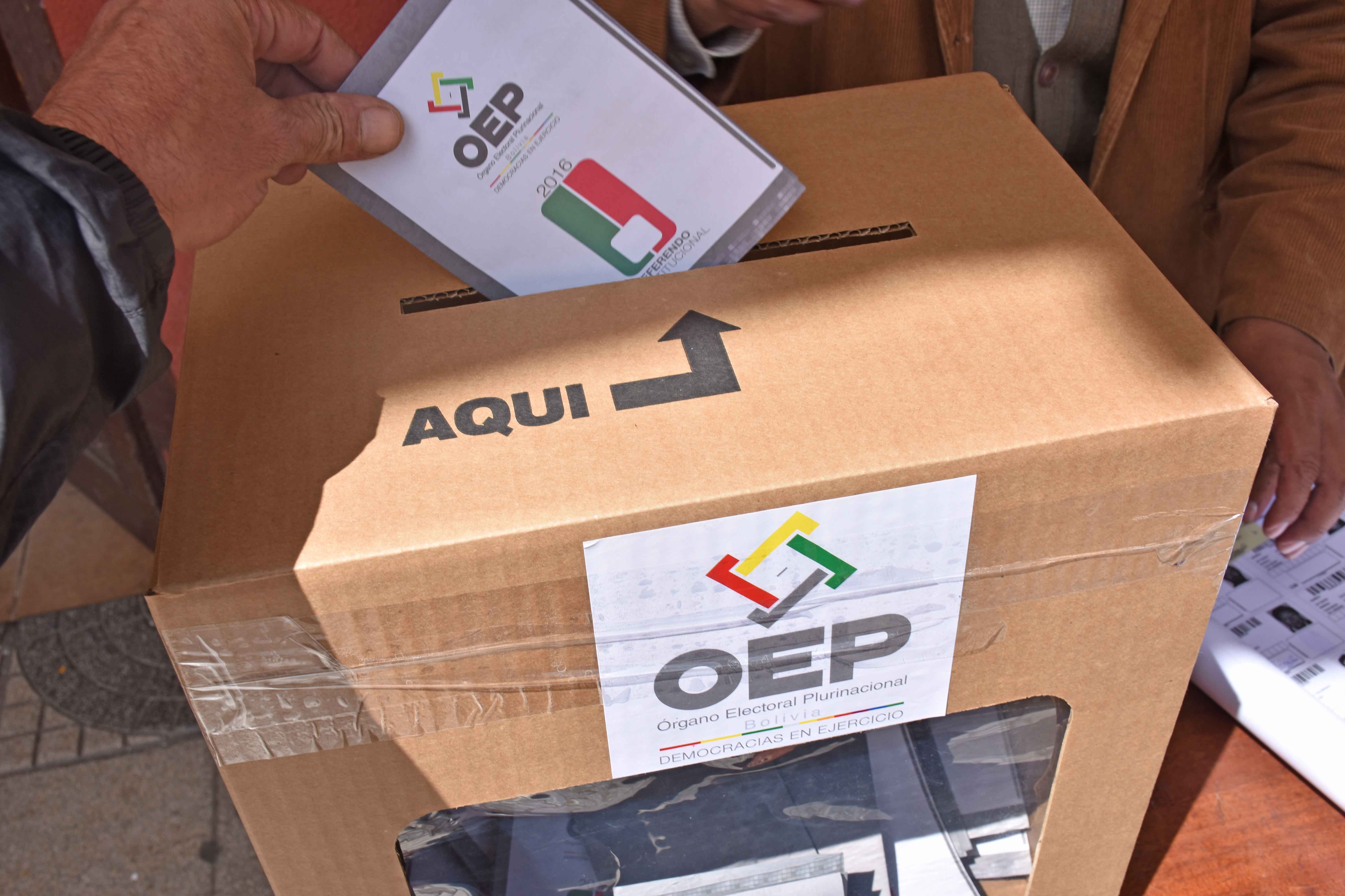 Votacion en La Paz para el referendo constitucional.