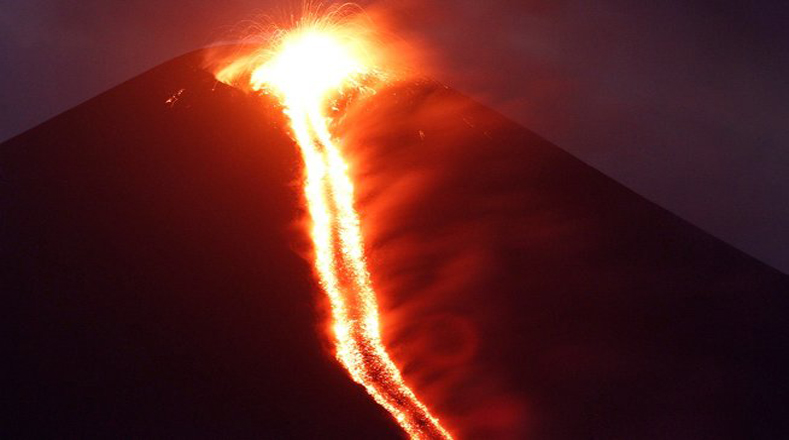 El volcán Momotombo de Nicaragua está ubicado en el departamento de León y tiene una altura de  1 mil 297 metros de altura sobre el nivel del mar.