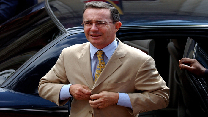 Uribe empezó su carrera política a temprana edad, antes de terminar su carrera universitaria, coincidió con la etapa del auge y cúspide del cartel de Medellín.