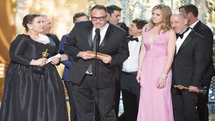 De izquierda a derecha Nicole Rocklin, Michael Sugar, Blye Pagon Faust y Steve Golin recogen el Oscar a la mejor película por 