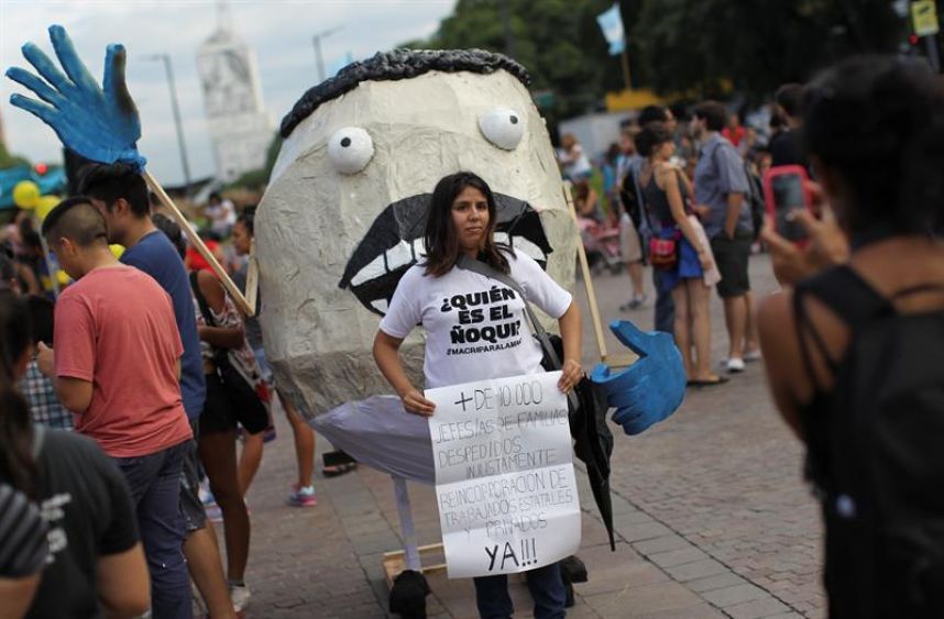 Los argentinos exigen la restitución de sus puestos de trabajo.