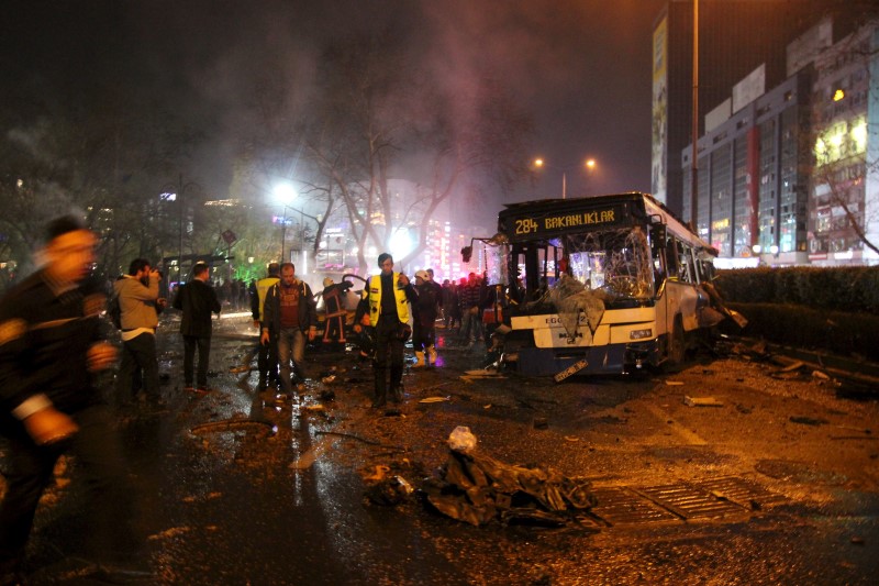 Los equipos de emergencia trabajan en el lugar de la explosión en Ankara.