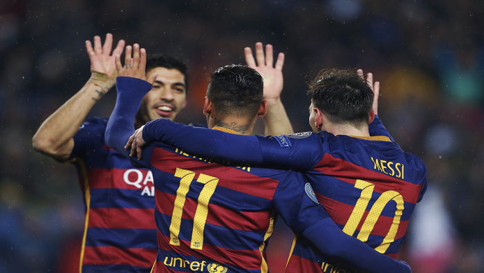 Los jugadores del FC Barcelona Luis Suárez (i) y Leo Messi (d) felicitan a Neymar tras marcar el primer gol ante el Arsenal.