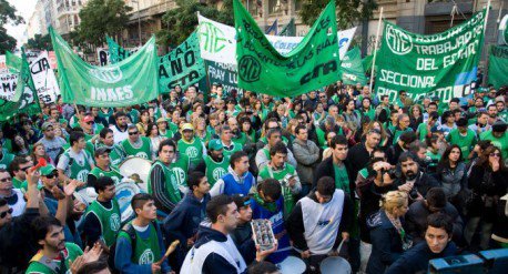 Trabajadores argentinos se unen contra despidos en paro general por 48 horas