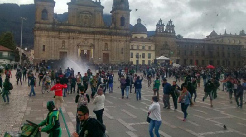 Una tanqueta con agua dispersó a los manifestantes que se pronunciaron contra las políticas neoliberales de Juan Manuel Santos.