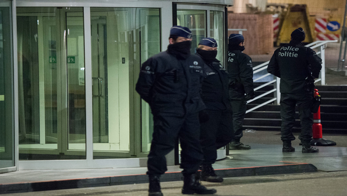 Las fuerzas de seguridad especiales de Bélgica acordonan una zona donde se ha llevado a cabo una nueva operación antiterrorista en Molenbeek, Bruselas.