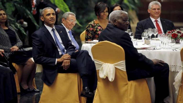 El presidente Obama y su esposa Michelle llegaron junto con el presidente Raúl Castro.
