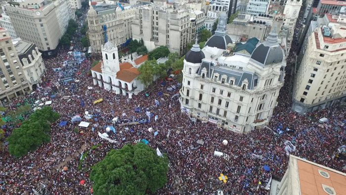 Las calles de Buenos Aires se llenaron del pueblo argentino que reclamó no olvidar a los 30 mil desaparecidos.