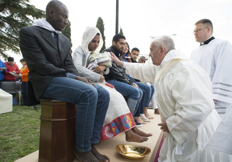 Francisco lava los pies de 12 refugiados durante eucaristía del jueves santo