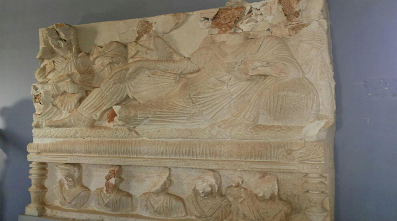  La ciudad desértica de Palmira está situada al este de Homs y a cinco kilómetros de las ruinas romanas de la misma. 