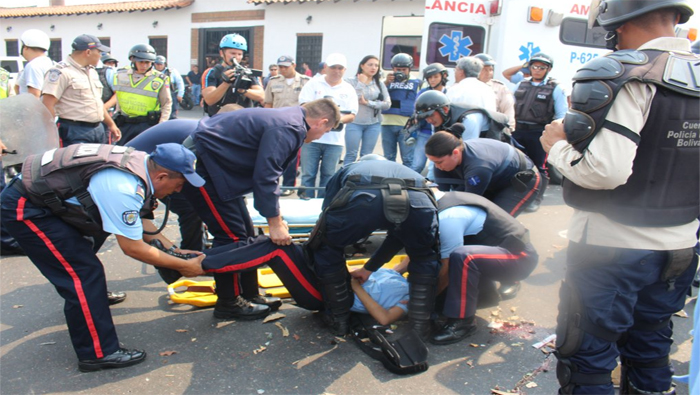 Los policías fueron arrollados por un autobús que fue retenido durante una protesta de calle.