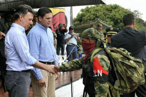 ¿Son suficientes las conversaciones del gobierno de Colombia con las FARC y el ELN para alcanzar la paz?