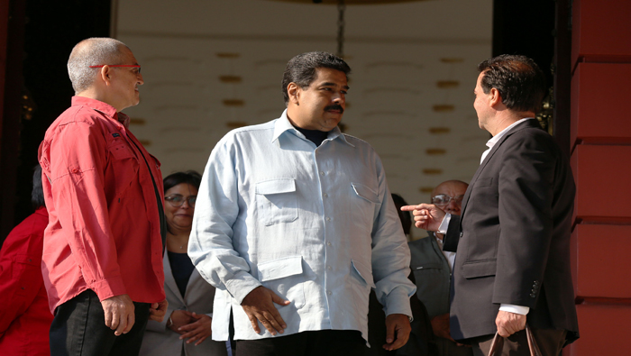 El mandatario venezolano, Nicolás Maduro, junto a los representantes del ELN y el Gobierno colombiano.