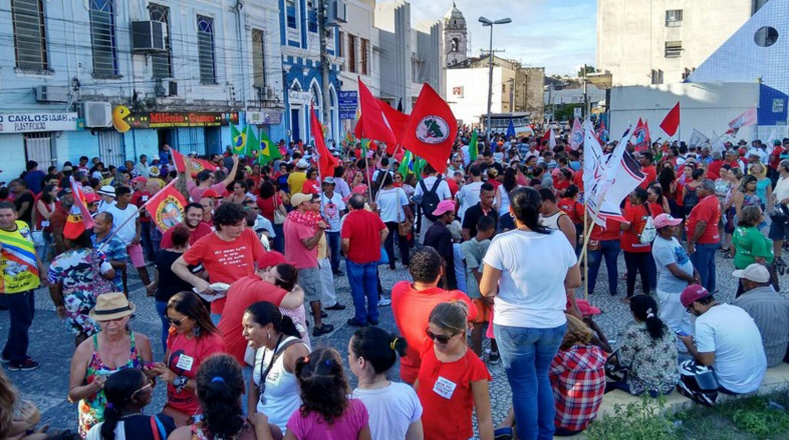 Miembros del Partido Comunista de Brasil indicaron que las manifestaciones contra el golpe, debe permanecer en las calles, en las universidades y en todos los ciudadanos.