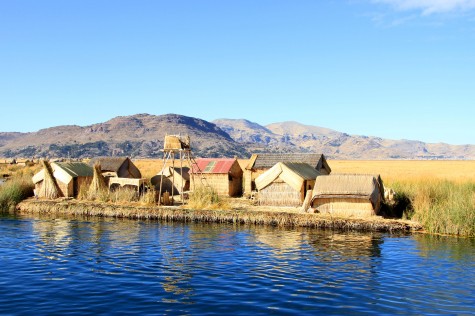 Los uros tienen sus orígenes a épocas anteriores a los incas; sus fuentes de ingresos son la pesca y el turismo.