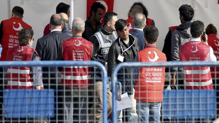 Funcionarios de seguridad y agentes de migración recibieron a los refugiados en Turquía, en medio de protestas.